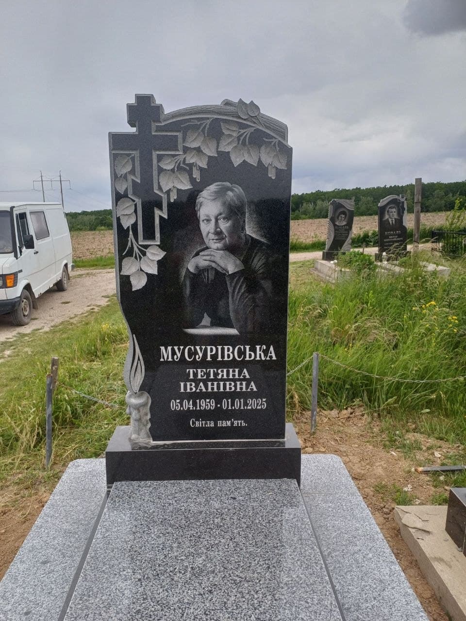 Гранітний памʼятник — робота майстерні Дворак, Камʼянець-Подільський №4